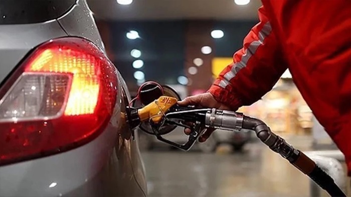 Akaryakıtta daha önce hiç görülmemiş indirim: Petrol düştü, gözler tabelada