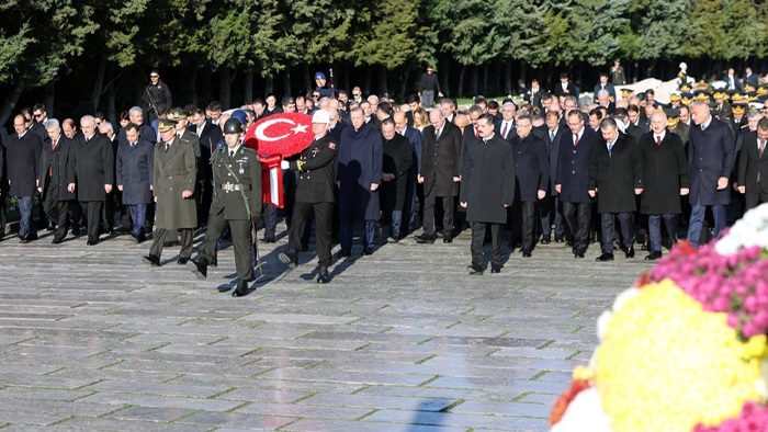 Devlet erkanı Atatürk'ün huzurunda