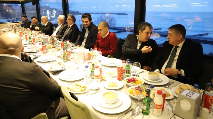 İhracatçıları Birliği Üyeleri İftar Yemeğinde Bir Araya Geldi