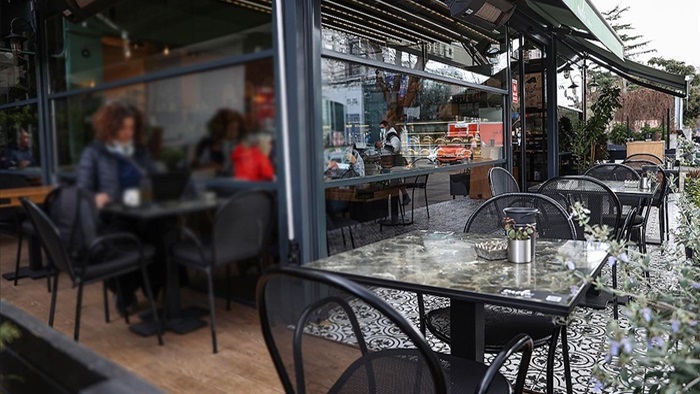 Restoran ve kafelerde yeni dönem: Masa, servis, kuver ücretine yasak geldi