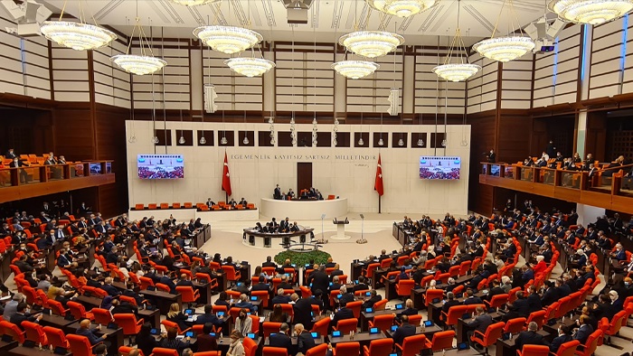 Torba kanun komisyondan geçti: Fahiş aidatlara fren, Tapu ve Çevre Kanunu’nda radikal değişim